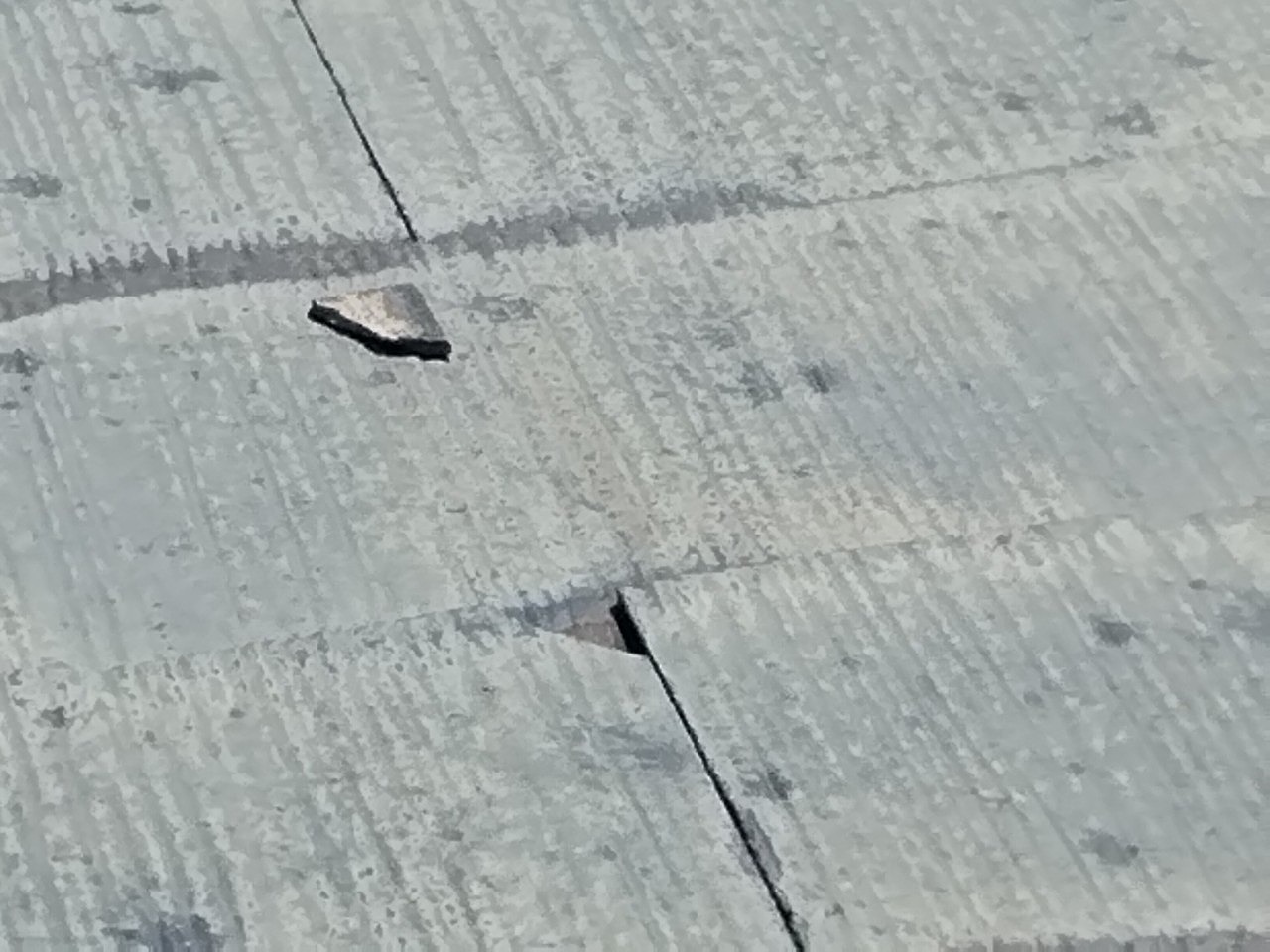 雹被害でスレート屋根欠け